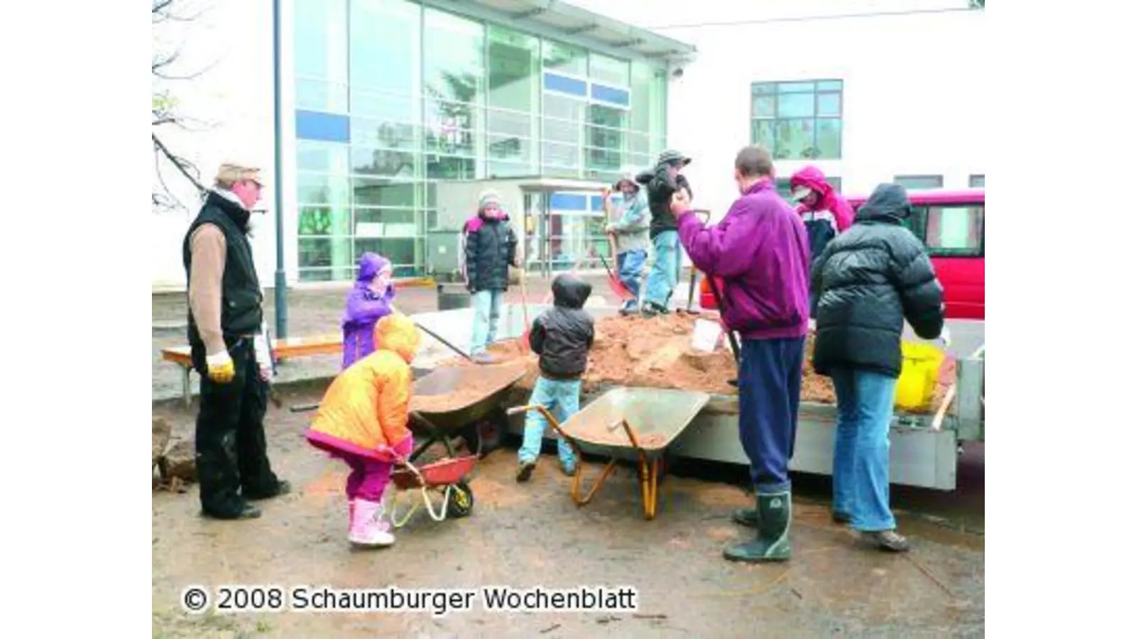 Kinder renovieren mit Eltern Schulhof (Foto: red)