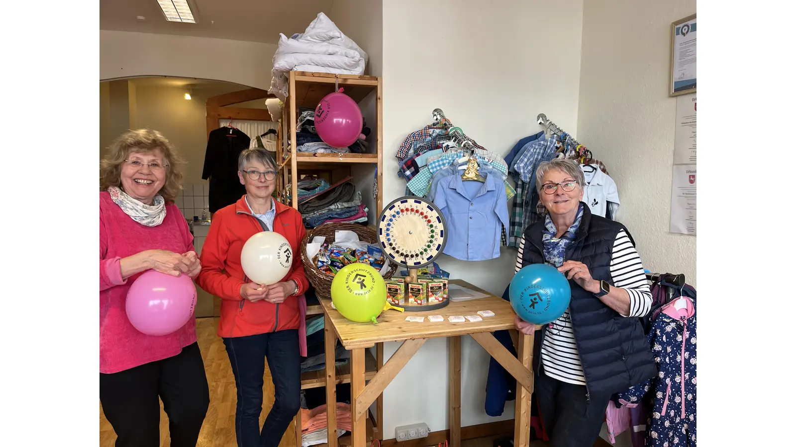 Die Kleiderkiste und ihre fleißigen Helferinnen feiern das 20-jährige Bestehen.  (Foto: privat)