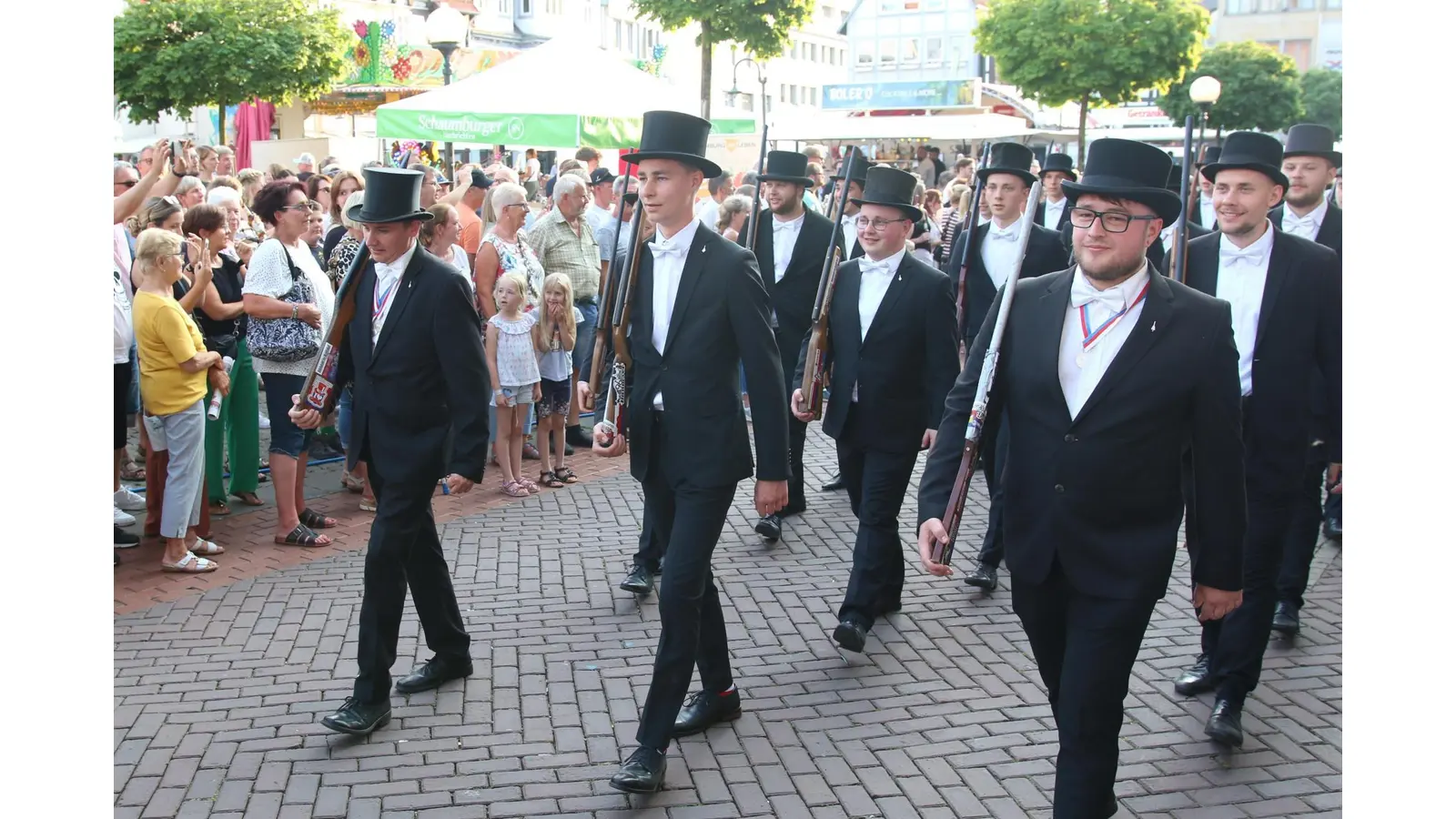 Beim Stadthäger Schützenfest könnte sich den traditionell männlich besetzten Rotts in Zukunft auch ein Frauenrott zuordnen. (Foto: Borchers, Bastian [bb] (bbborchers@arcor.de, borchers))