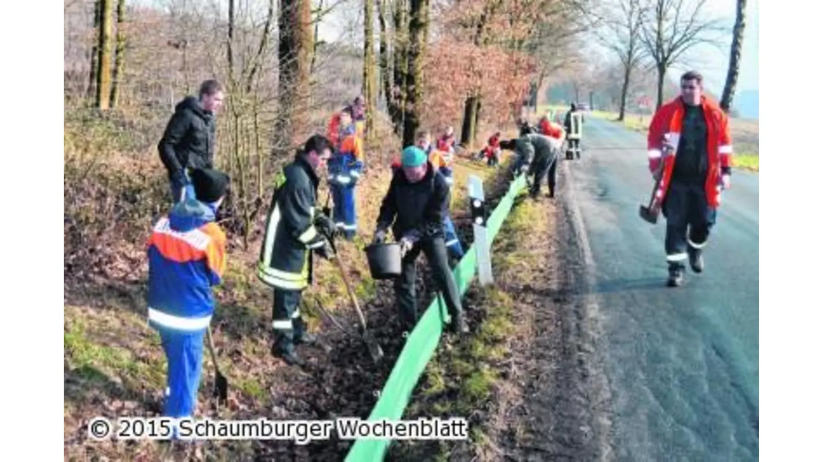 Junge Helfer ziehen Zäune (Foto: al)