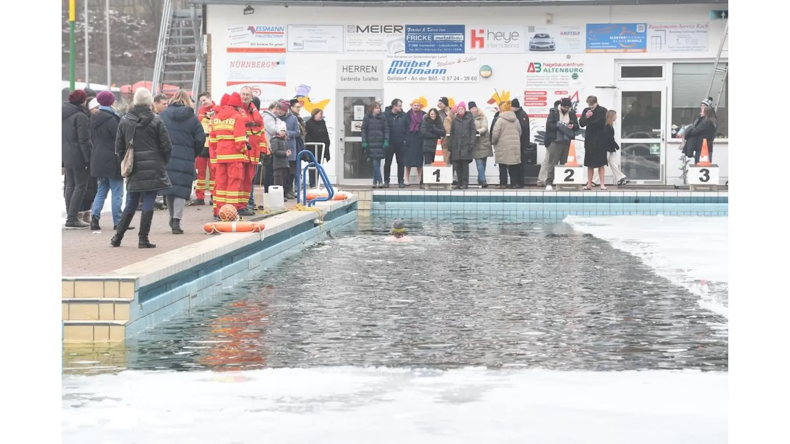 Eisschwimmer erobern das Sonnenbrinkbad. (Foto: nd)