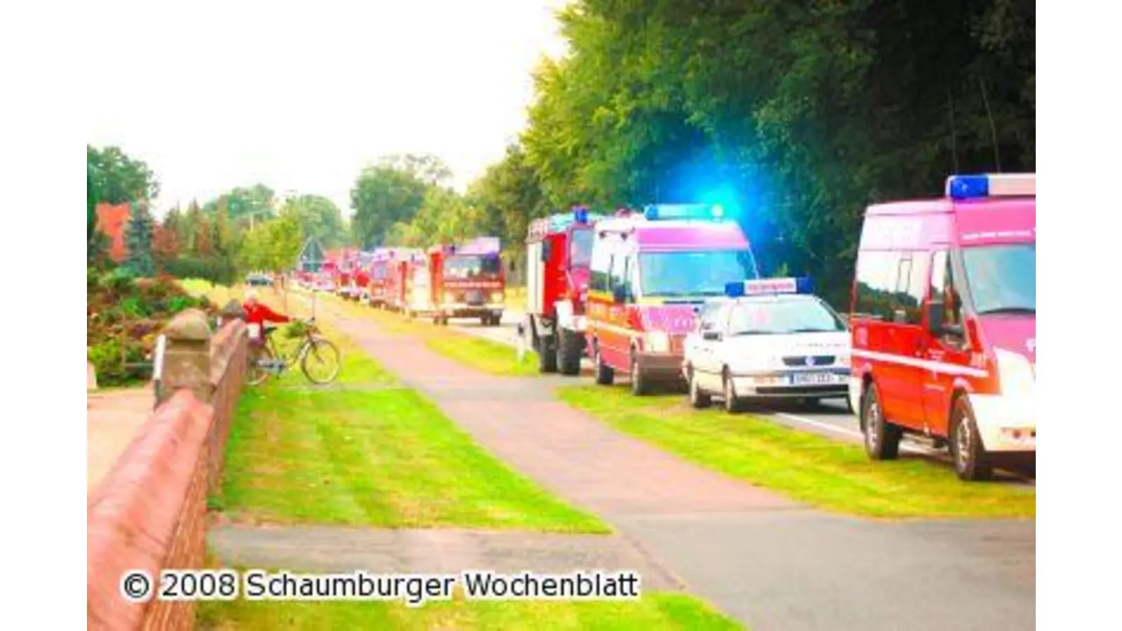 Flächenbrand droht auf Fabrik überzugreifen (Foto: red)