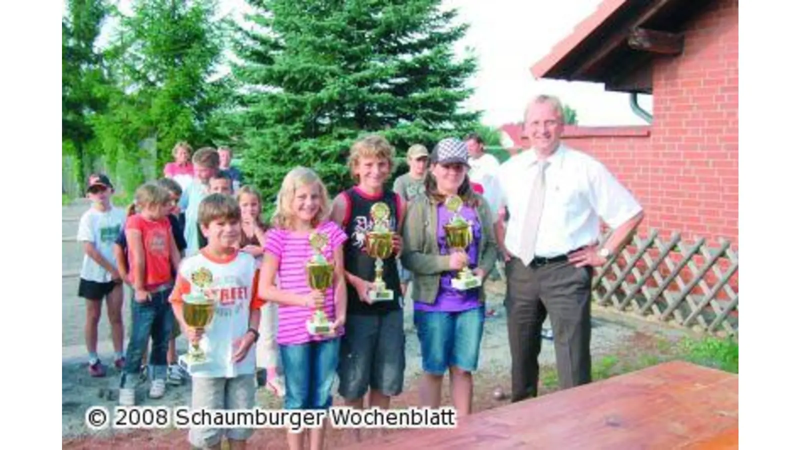 Pokale für Boule-Nachwuchs (Foto: red)