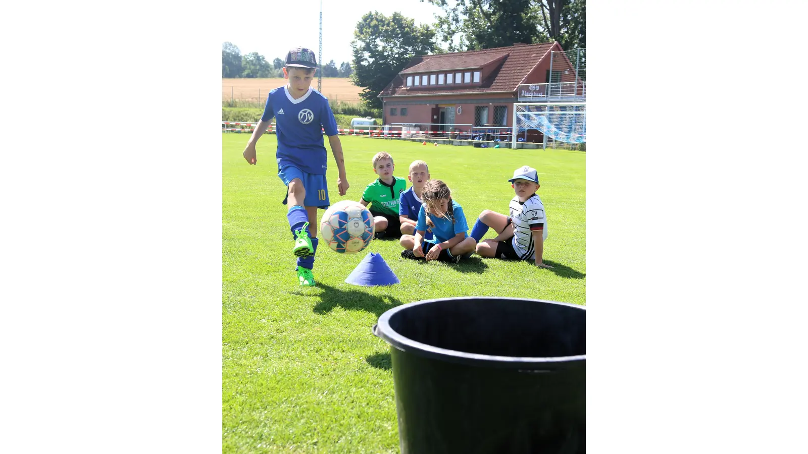 Passt, der Ball landet im Ziel.