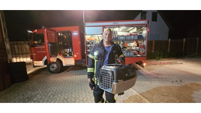 Einsatzleiter Dennis Buhr mit der geretteten Katze. (Foto: privat)