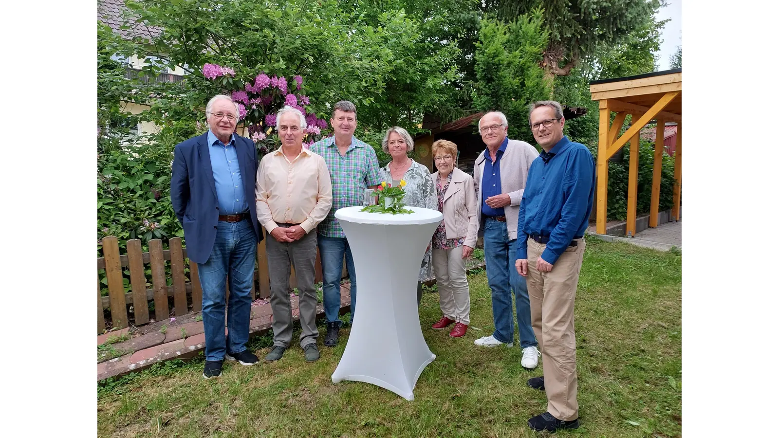 Heike Mauer (hier in der Bildmitte), links daneben Vorsitzender Thomas Kirschke. (Foto: ste)