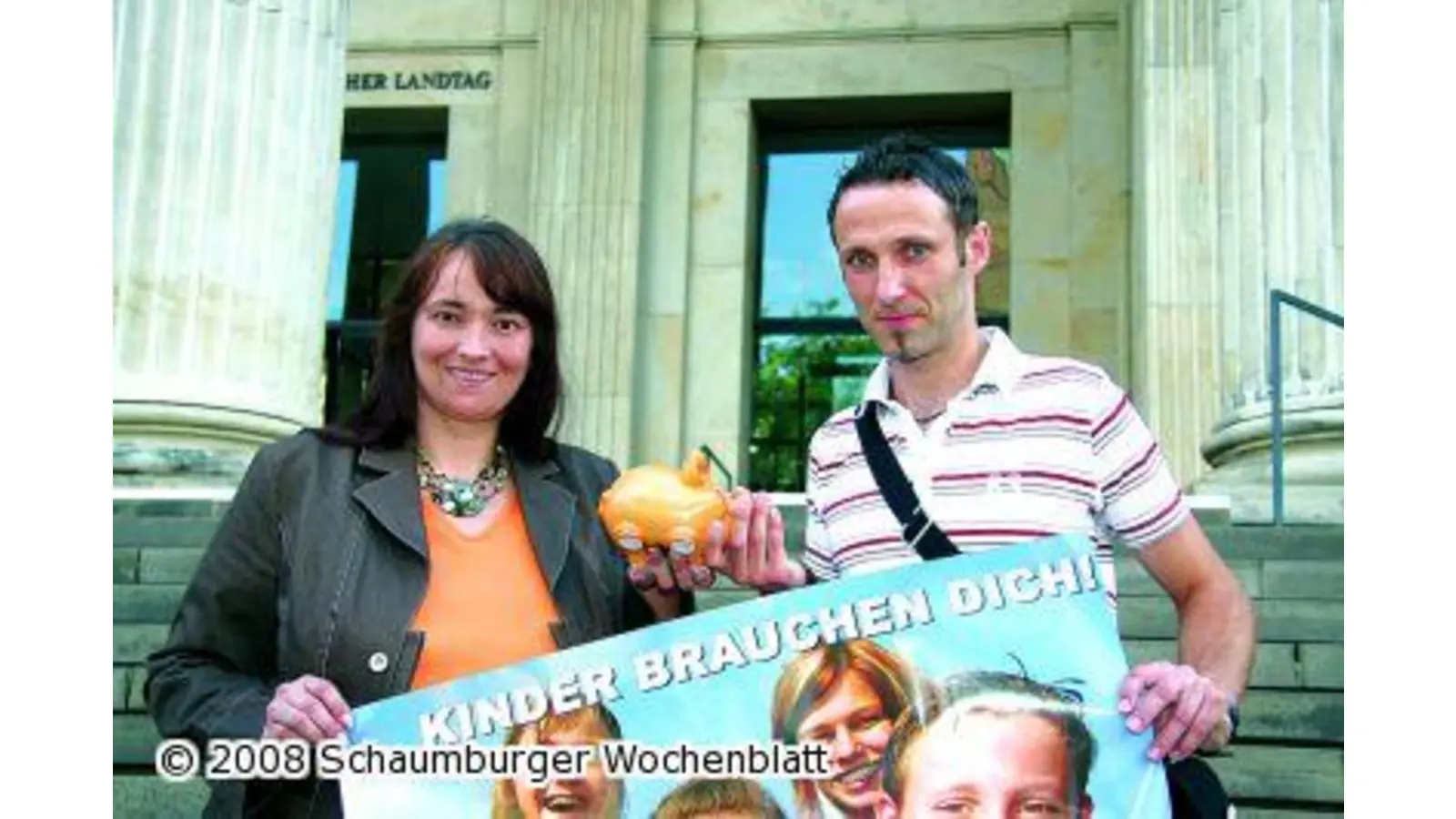 Die Abgeordneten übergeben Spende an Bürgerinitiative (Foto: red)