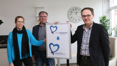Janina Mazur, Martin Runnebaum und Thomas Erbslöh informieren über den neuen Einrichtungsnamen Senioren-Quartier Josua Stegmann.  (Foto: bb)