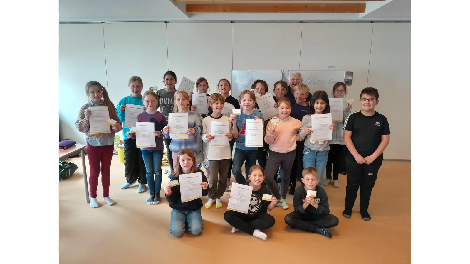 Stolz präsentieren die Kinder ihre Urkunden als „Pausenhelfer” in der Grundschule Süd. (Foto: ste)