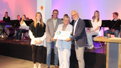 Freuen sich über die Auszeichnung (v.li.): Lea Apel, Hubertus Heinicke, Elke Helma Rothämel und Peter Kindermann. (Foto: wb)