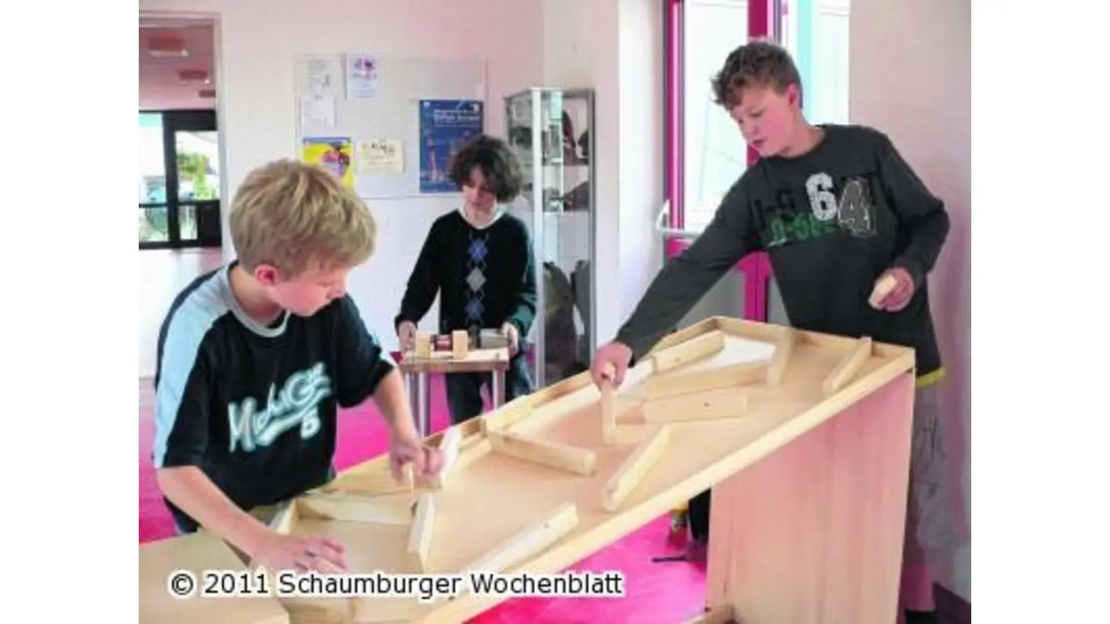 Schüler kommen in der Pausenhall ins Staunen (Foto: al)