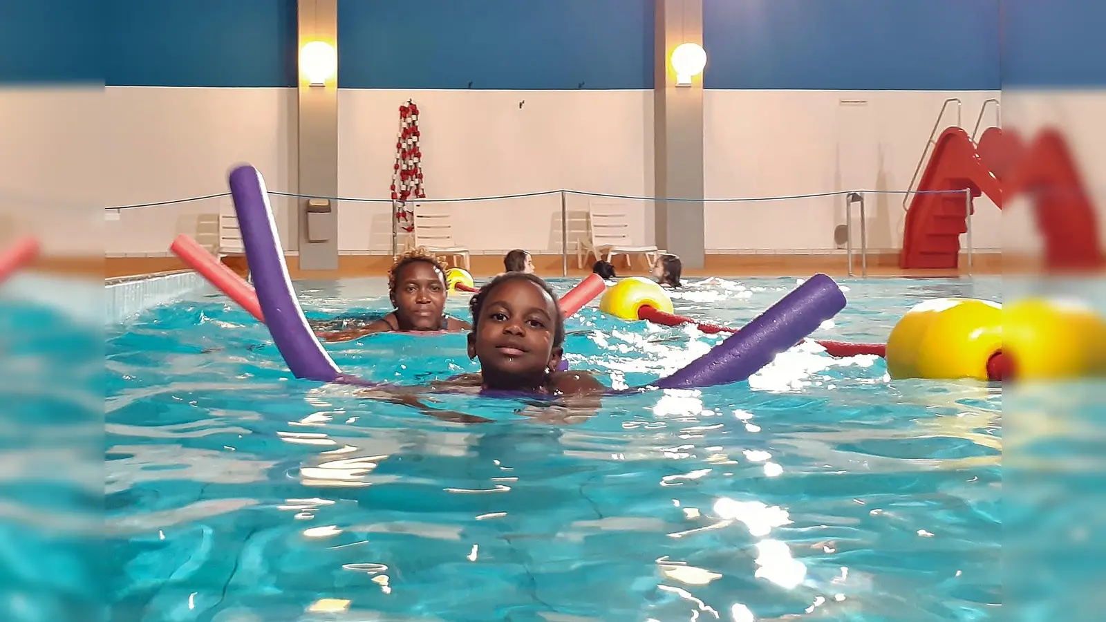 Viele Kinder können im Grundschulalter noch nicht ausreichend schwimmen. Damit die Kurse trotz steigender Kosten weiter angeboten werden können, unterstützt der Lions-Club unter anderem die DLRG Rolfshagen.  (Foto: ste)