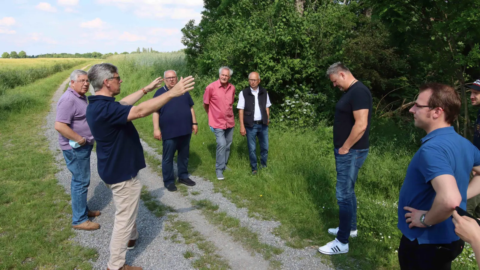 Haben sich das Gelände an der Reiterkuhle vor der letzten Kommunalwahl angeschaut: Der damalige Bürgermeisterkandidat Carsten Piellusch und Parteifreunde.  (Foto: tau)