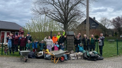 Eifrige Müllsammler nach der Aktion in Wilhelmsdorf. (Foto: privat)