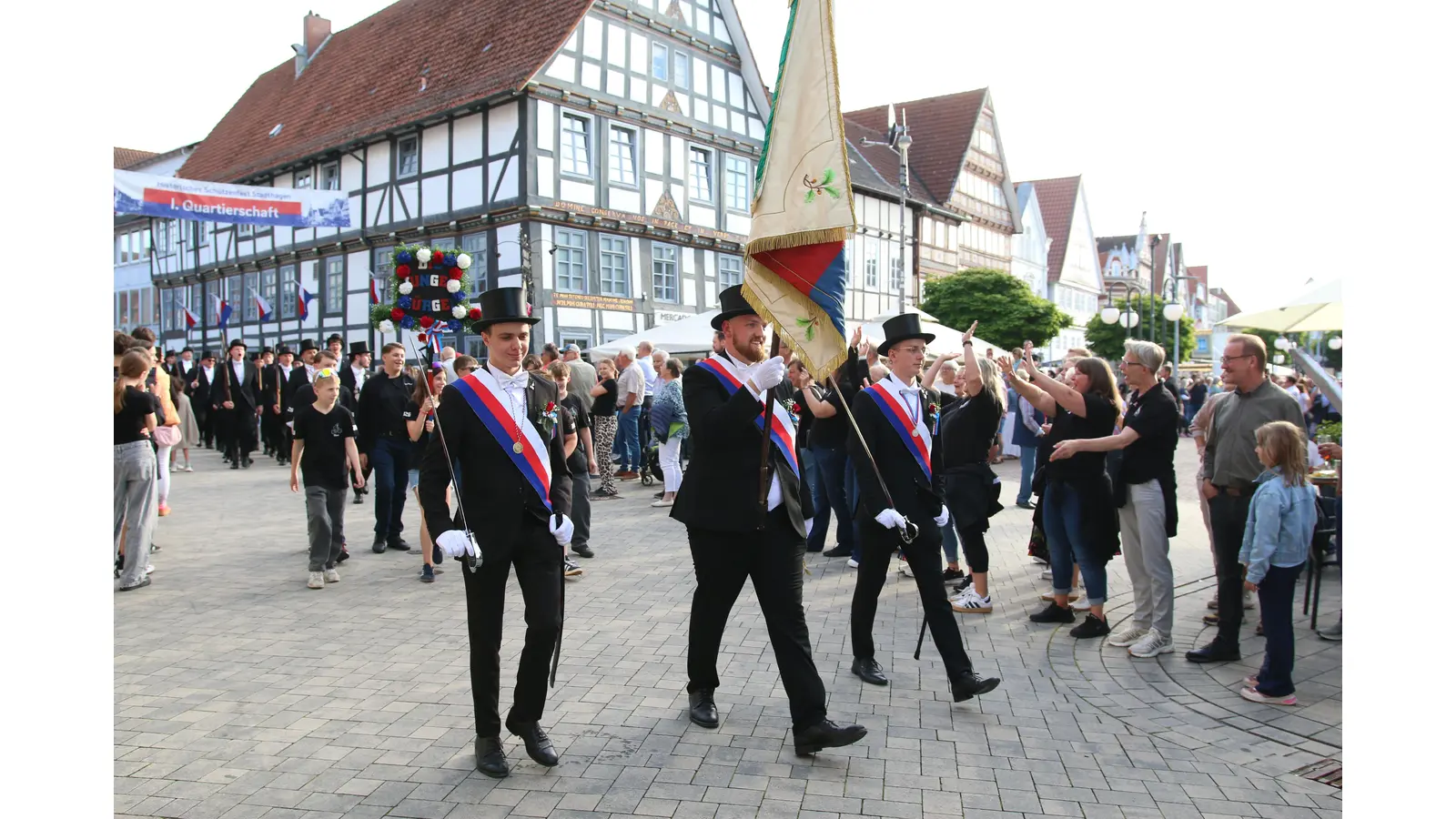 Ein farbenfroher Ausmarsch. (Foto: bb)