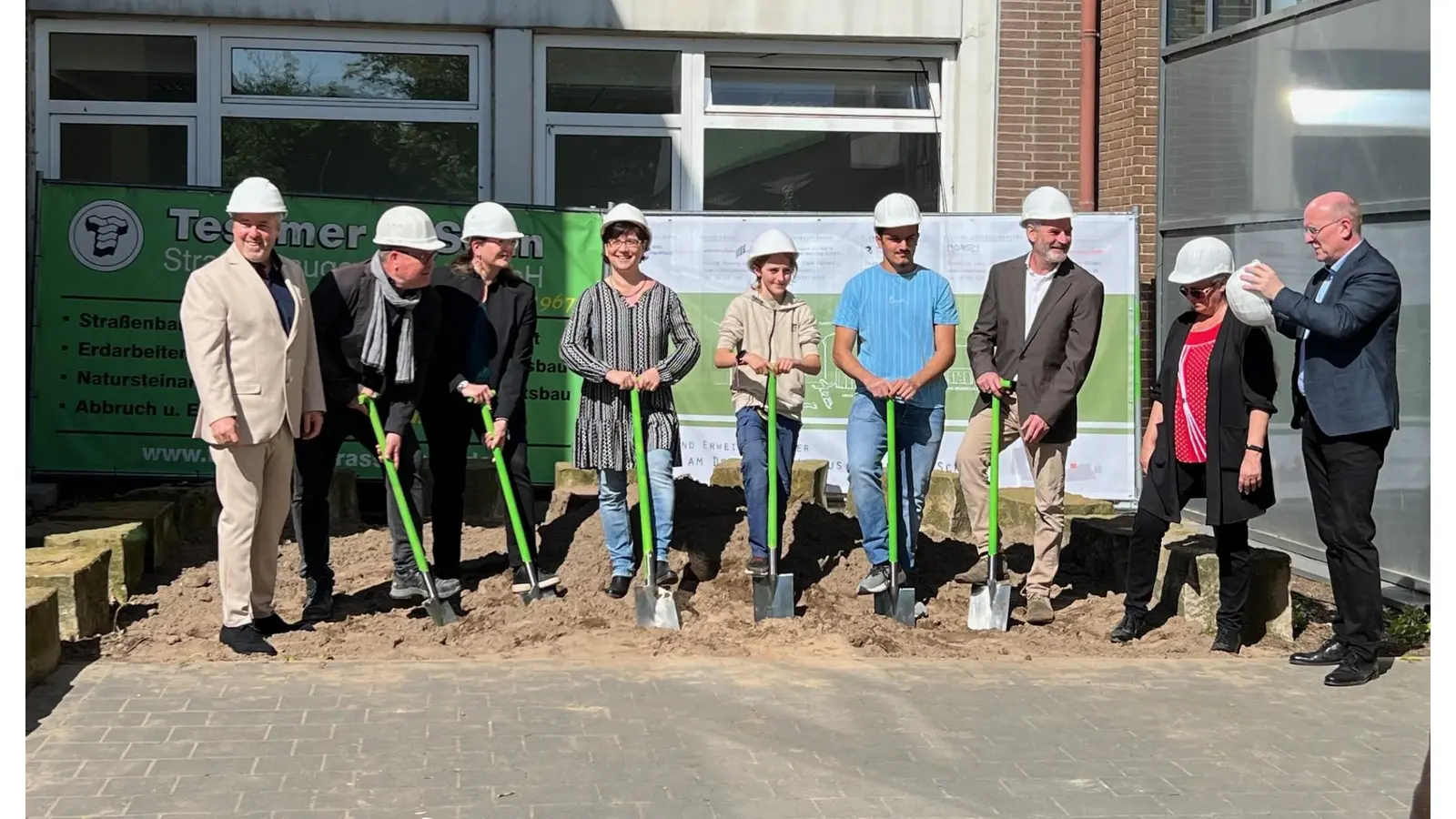 Der symbolische Spatenstich an der Förderschule am Deister ist vollzogen. (Foto: privat)