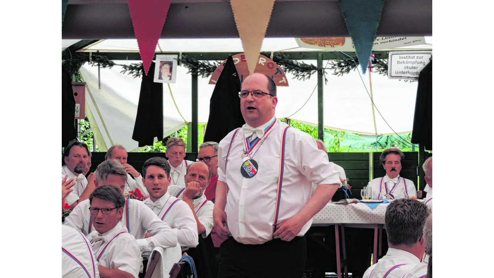 Auf Stühlen und Bänken (Foto: gr)