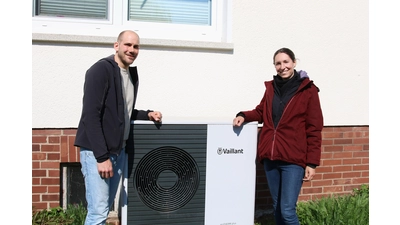 Die Bückeburger Jan und Katharina Ballowitz haben für die Sanierung ihres Hauses aus dem Jahr 1955 die „Grüne Hausnummer” bereits erhalten. Bewerbungen für die aktuelle Wettbewerbsrunde können noch bis zum 31. August bei der Energieagentur eingereicht werden.  (Foto: bb)