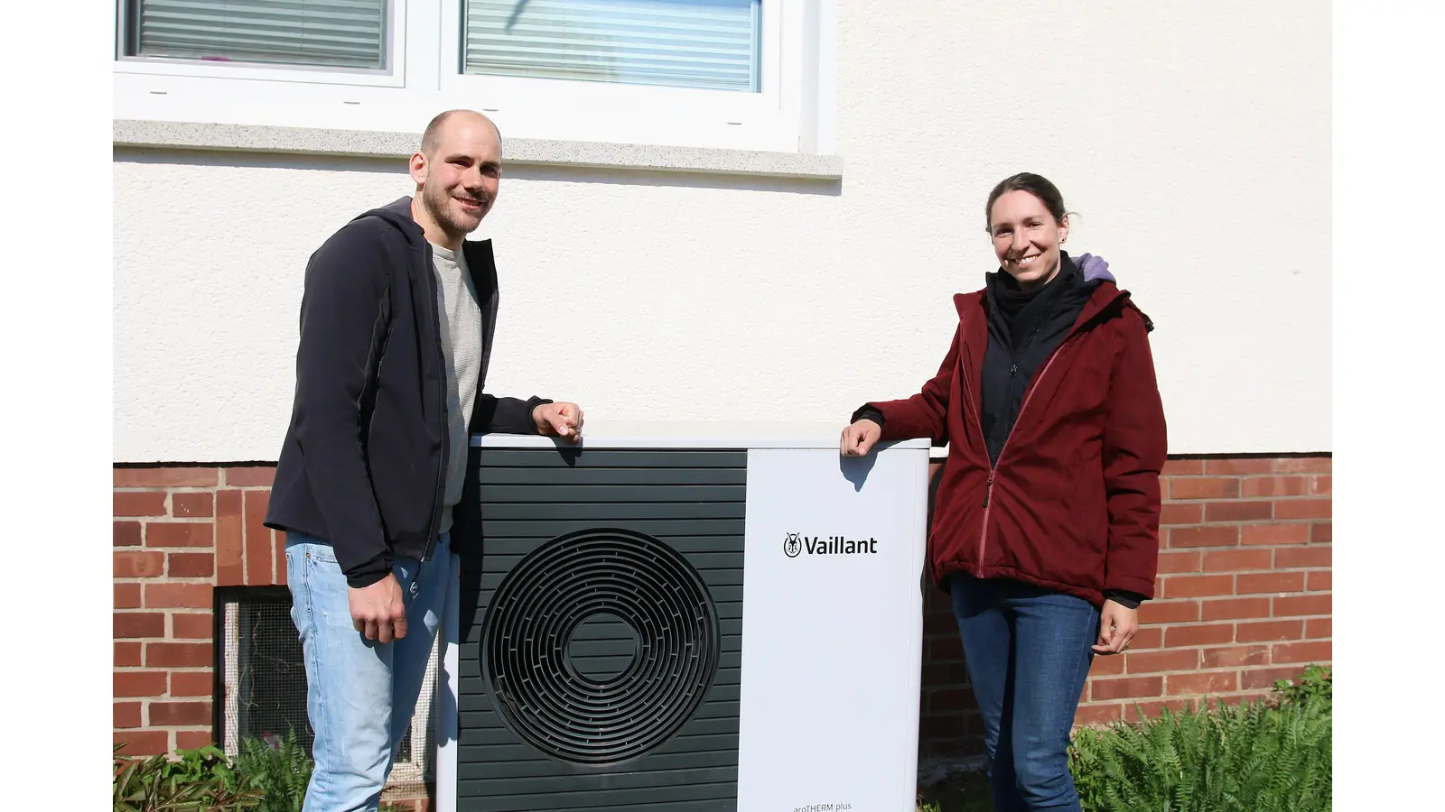 Die Bückeburger Jan und Katharina Ballowitz haben für die Sanierung ihres Hauses aus dem Jahr 1955 die „Grüne Hausnummer” bereits erhalten. Bewerbungen für die aktuelle Wettbewerbsrunde können noch bis zum 31. August bei der Energieagentur eingereicht werden.  (Foto: bb)