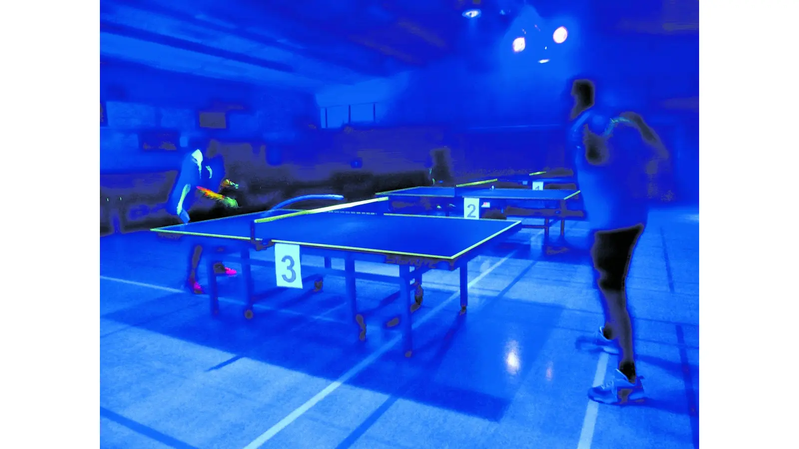Kräftemessen unter dem Schwarzlicht (Foto: red)