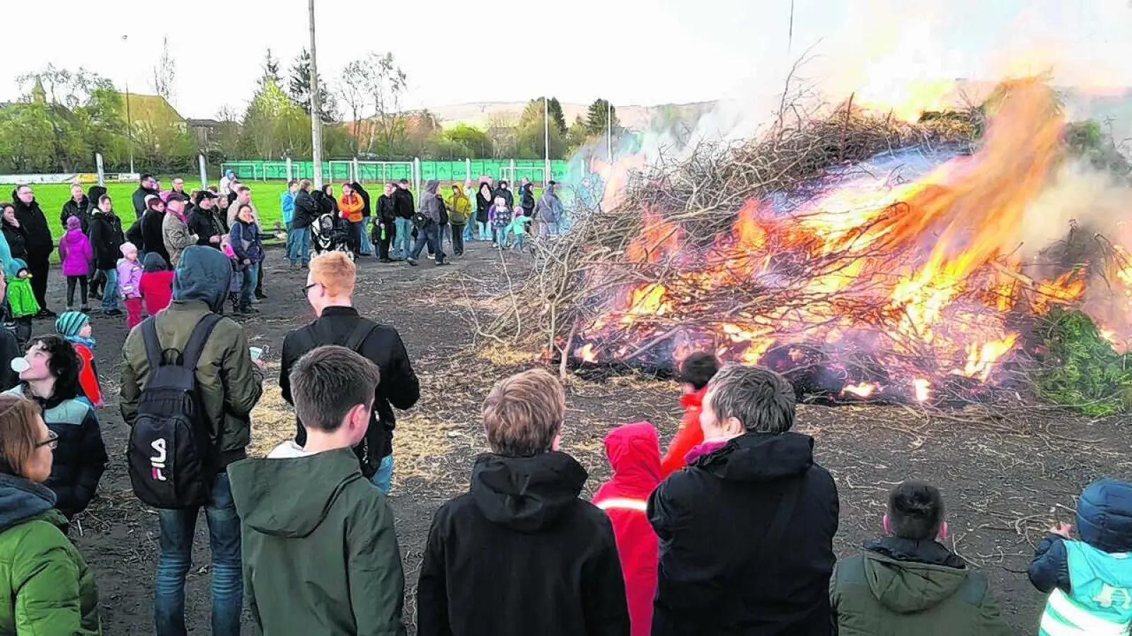 Rund 80 Teilnehmer beim Fackelumzug (Foto: bb)