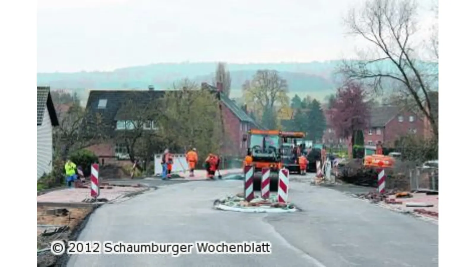 Fahrbahndecke im Ort aufgebracht (Foto: red)