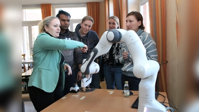 Die Fachkräfte des Josua-Stegmann-Heimes haben eine Reihe von Fragen an das Team der „Robokind Stiftung“ zu den Möglichkeiten der Anwendung des Roboterarms. (Foto: Borchers, Bastian)