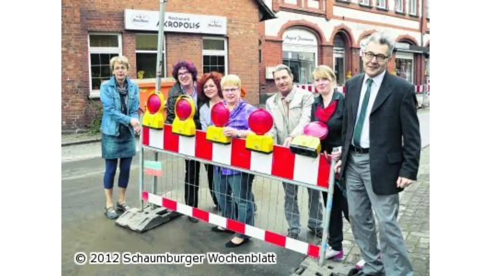 Mit Werbung gegen die Straßensperren (Foto: al)
