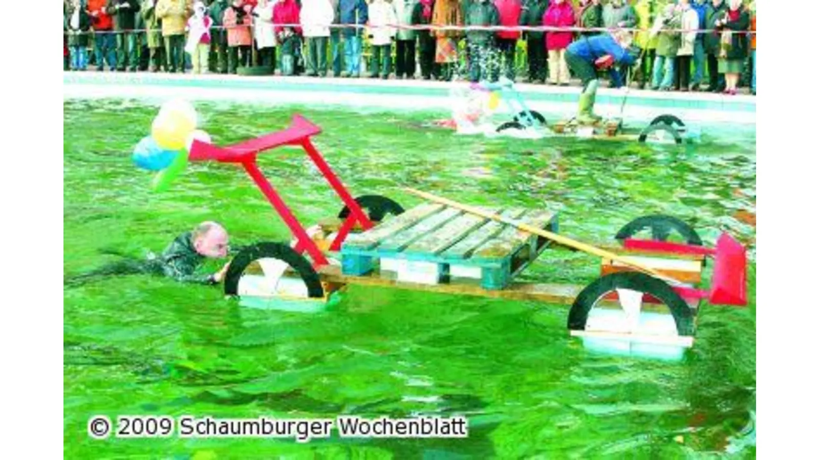 Die Prominenten könnten in das eiskalte Wasser fallen (Foto: bb)