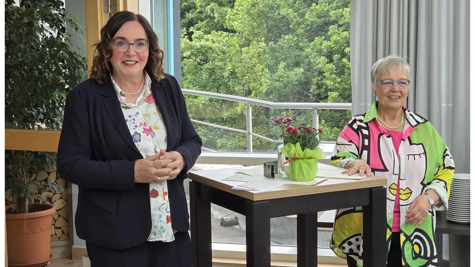 Rintelns stellvertretende Bürgermeisterin Astrid Teigeler Tegtmeier dankt der AWO für ihr soziales Engagement: „Sie setzen seit Jahrzehnten soziale Schwerpunkte, wo sie dringend gebraucht werden!” (Foto: ste)