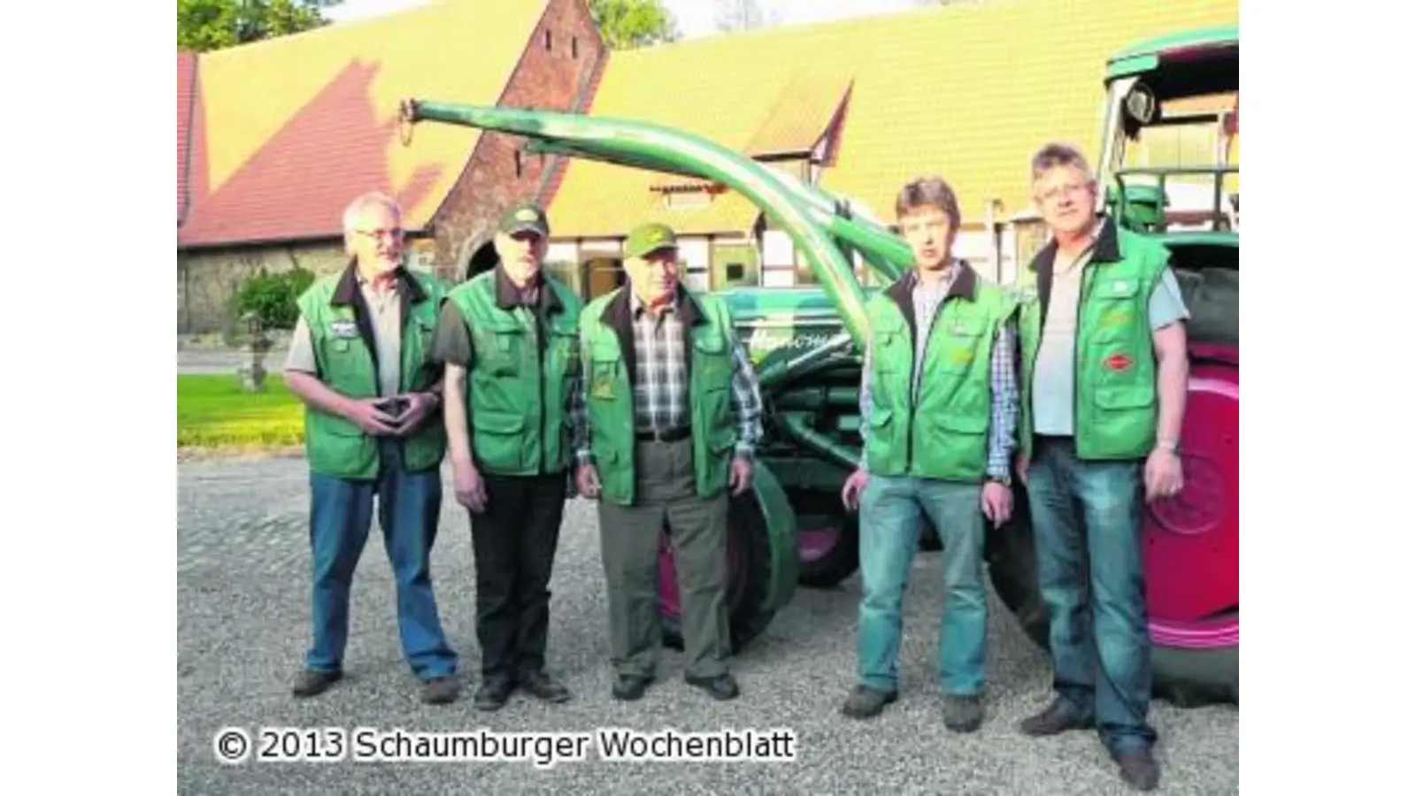 Alte Trecker posieren vor altem Rittergut (Foto: red)