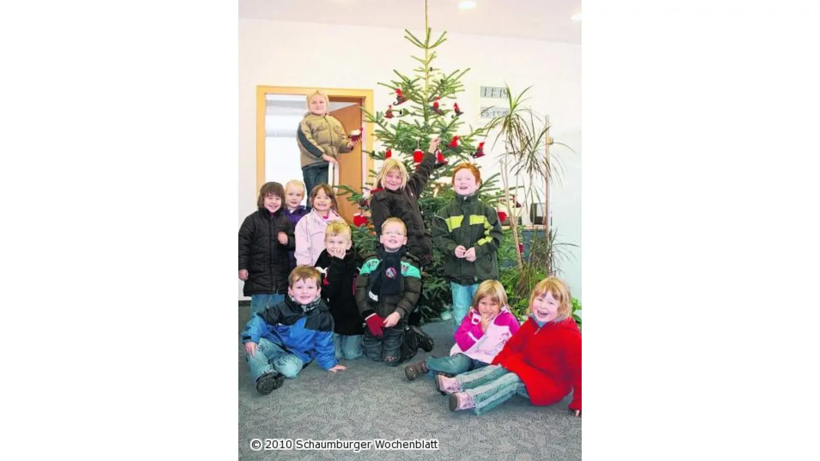 Die Weihnachtsmänner schmücken Tannenbaum (Foto: tt)