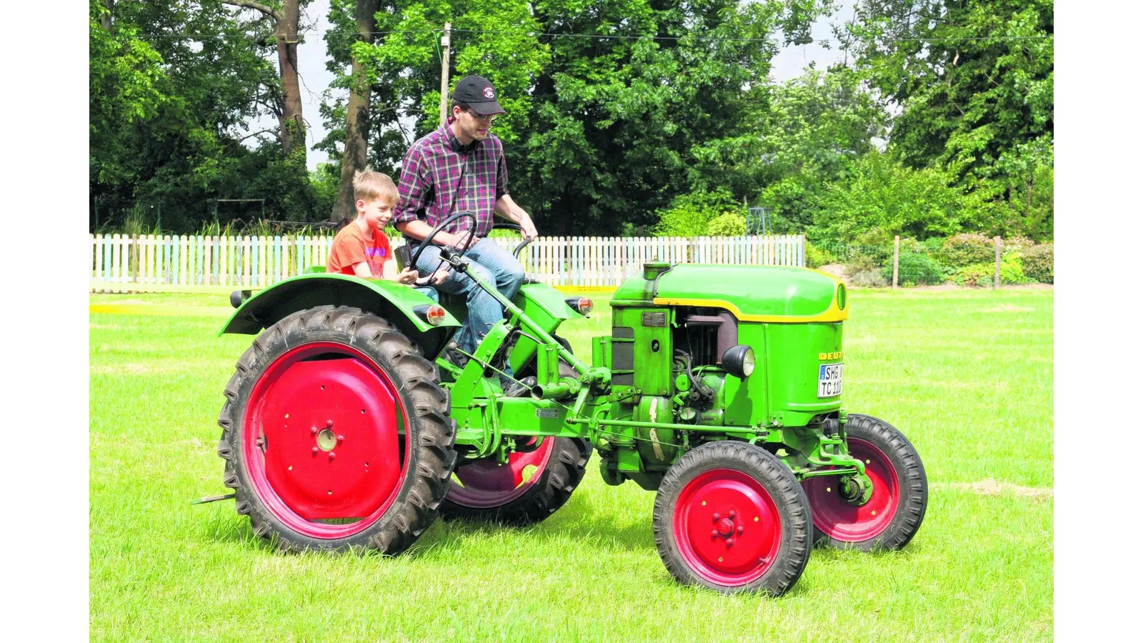 Die alte Landtechnik zieht junge Besucher in ihren Bann (Foto: em)