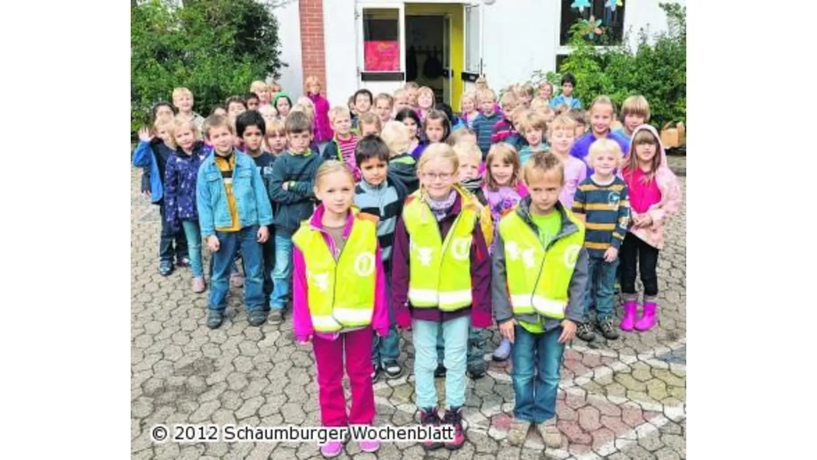 Erstklässler bekommen ihre Sicherheitswesten (Foto: bt)