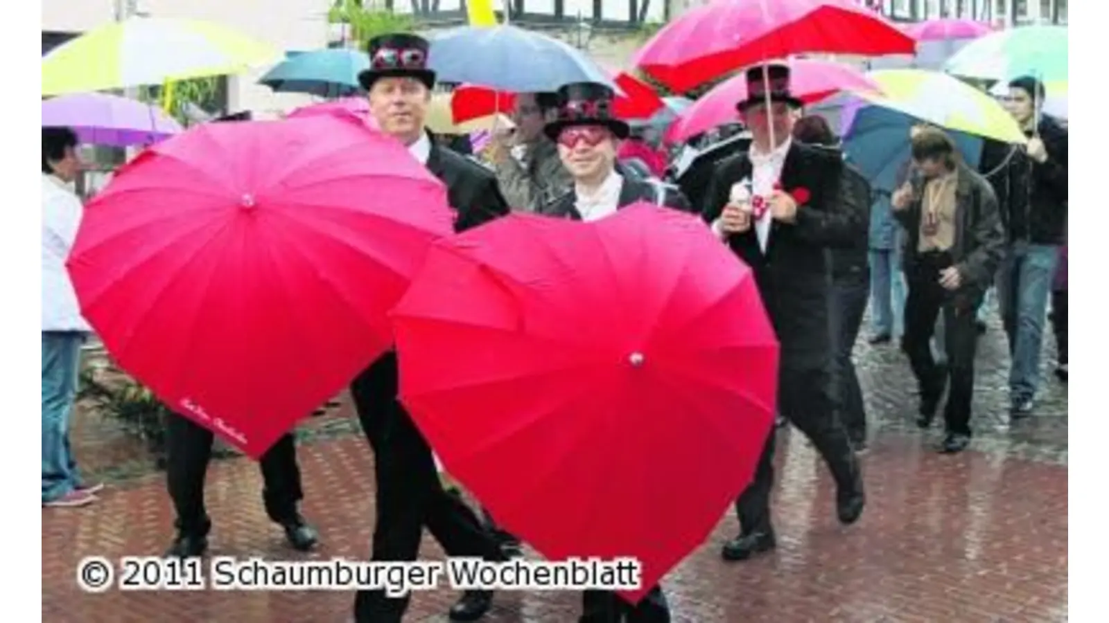 Fantasievolles unter dem Regenschirm (Foto: bb)