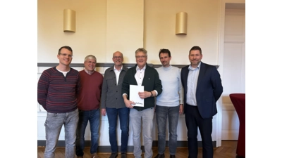 Auf dem Foto (v. l. n. r.) Kai Noltemeier, Wilhelm Sieker (beide vom Landkreis), Bernd Meier (Fachbereichsleiter Bürgerservice und Digitalisierung), Horst Vogt, Jürgen Sobotta (Fachgebietsleiter Finanzen) und Thorsten Roth (Fachgebietsleiter Zentrale Dienste). (Foto: privat)