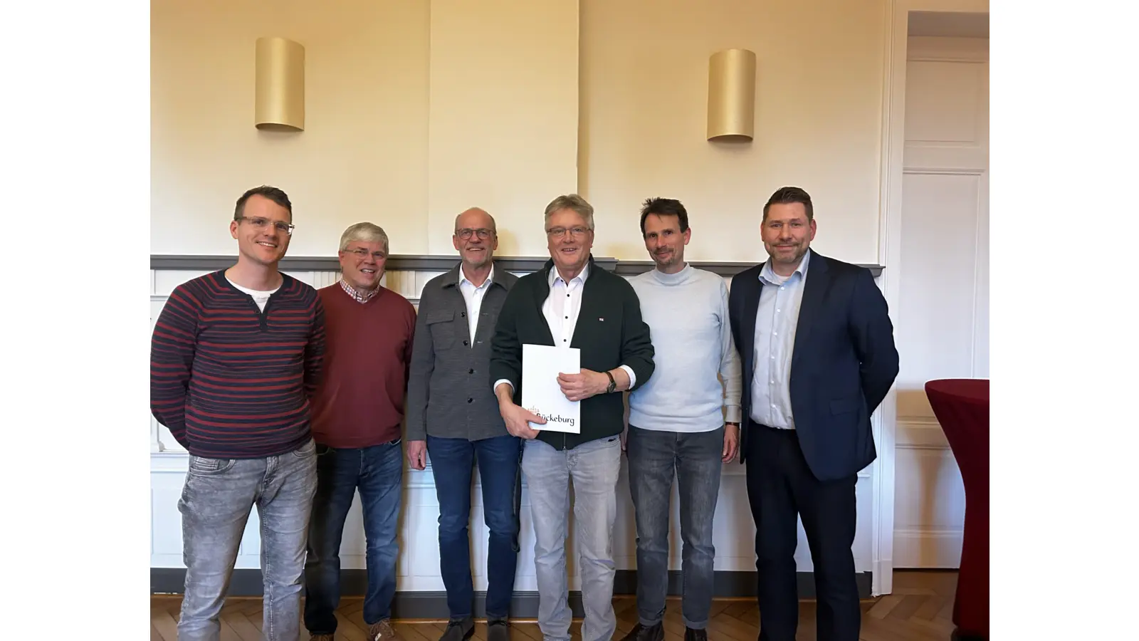Auf dem Foto (v. l. n. r.) Kai Noltemeier, Wilhelm Sieker (beide vom Landkreis), Bernd Meier (Fachbereichsleiter Bürgerservice und Digitalisierung), Horst Vogt, Jürgen Sobotta (Fachgebietsleiter Finanzen) und Thorsten Roth (Fachgebietsleiter Zentrale Dienste). (Foto: privat)