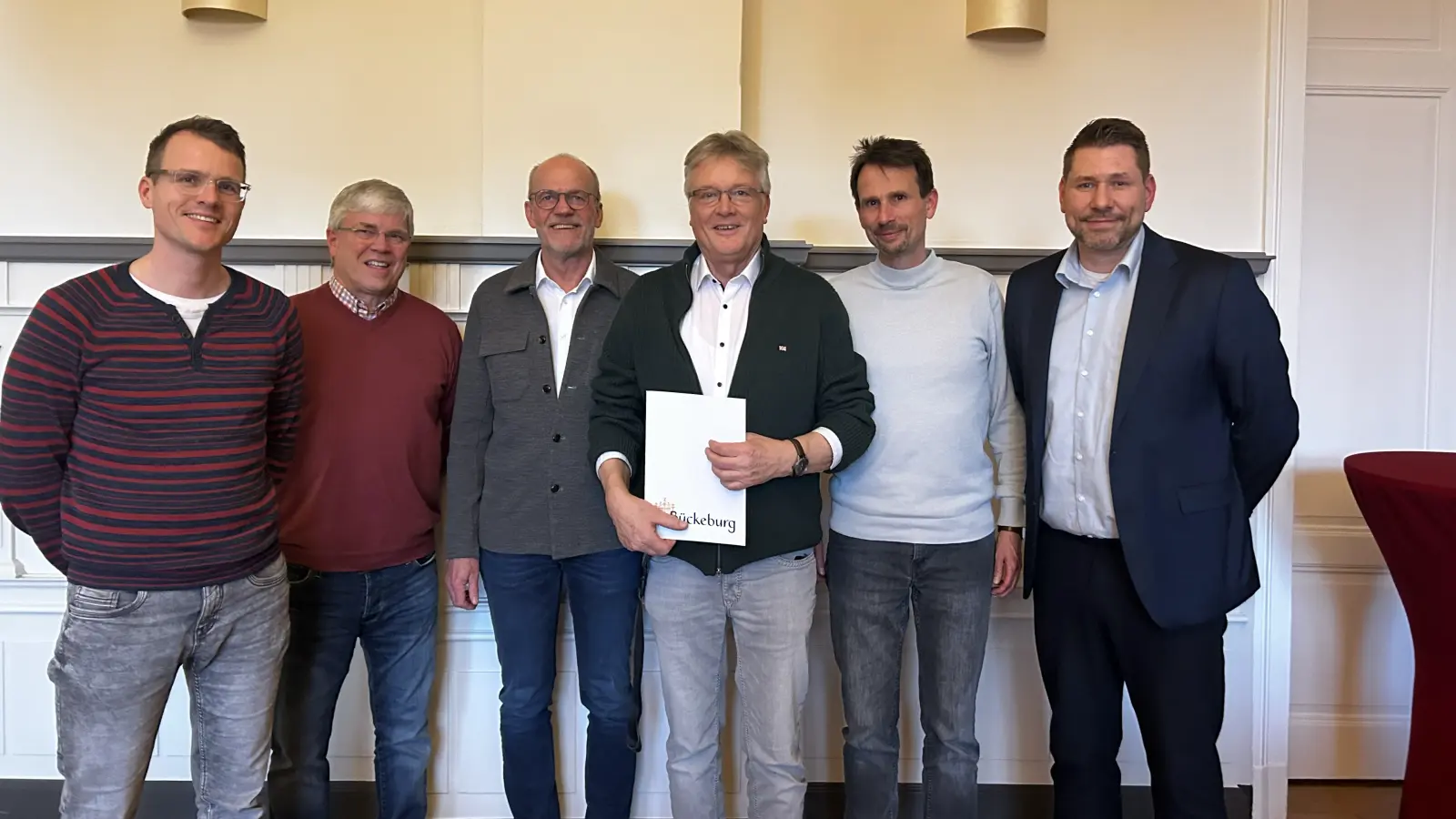 Auf dem Foto (v. l. n. r.) Kai Noltemeier, Wilhelm Sieker (beide vom Landkreis), Bernd Meier (Fachbereichsleiter Bürgerservice und Digitalisierung), Horst Vogt, Jürgen Sobotta (Fachgebietsleiter Finanzen) und Thorsten Roth (Fachgebietsleiter Zentrale Dienste). (Foto: privat)