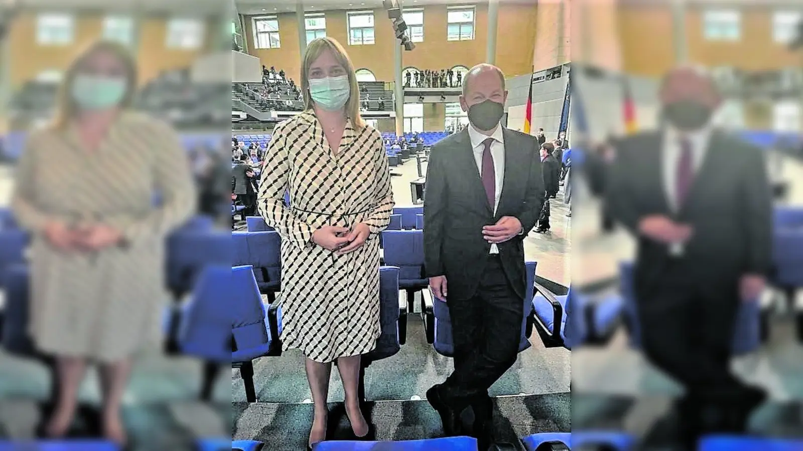Die heimische Abgeordnete Marja-Liisa Völlers mit dem neuen Bundeskanzler Olaf Scholz im Plenarsaal des Bundestages. (Foto: red)