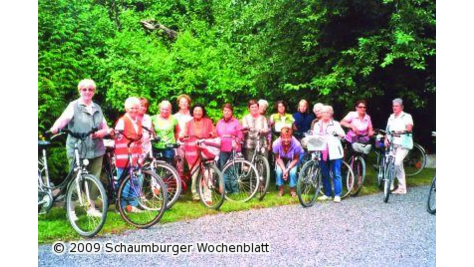 Landfrauen fahren mit dem Fahrrad (Foto: ju)
