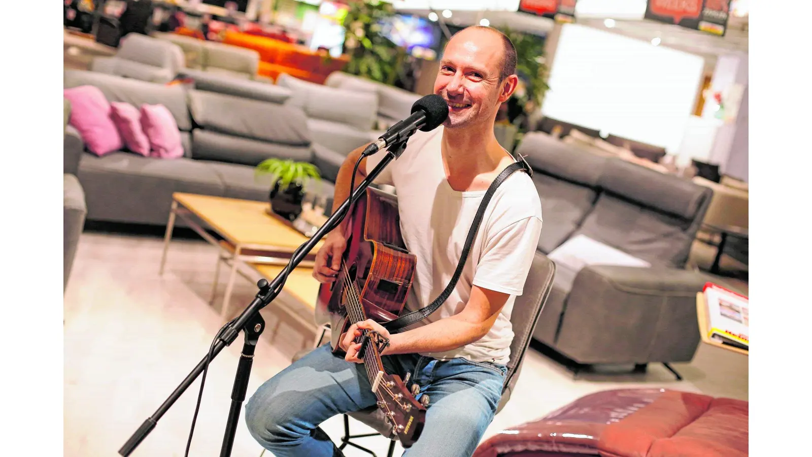 Tanz-Flashmob überrascht die Moonlight-Shopper auf dem Sofa (Foto: jl)