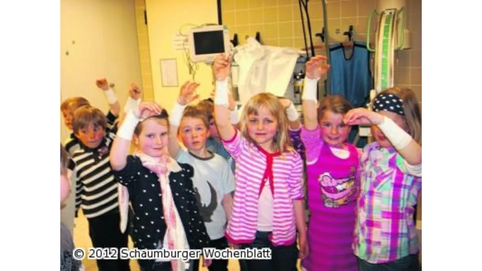Kinder begrüßen die geborenen Erdenbürger (Foto: red)