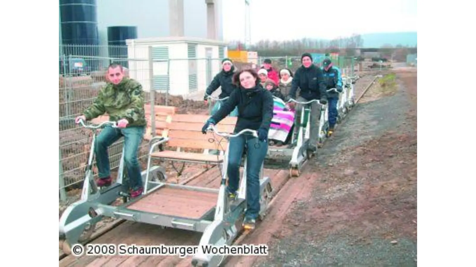 Draisinenfahrer werden vom NDR interviewt (Foto: ste)