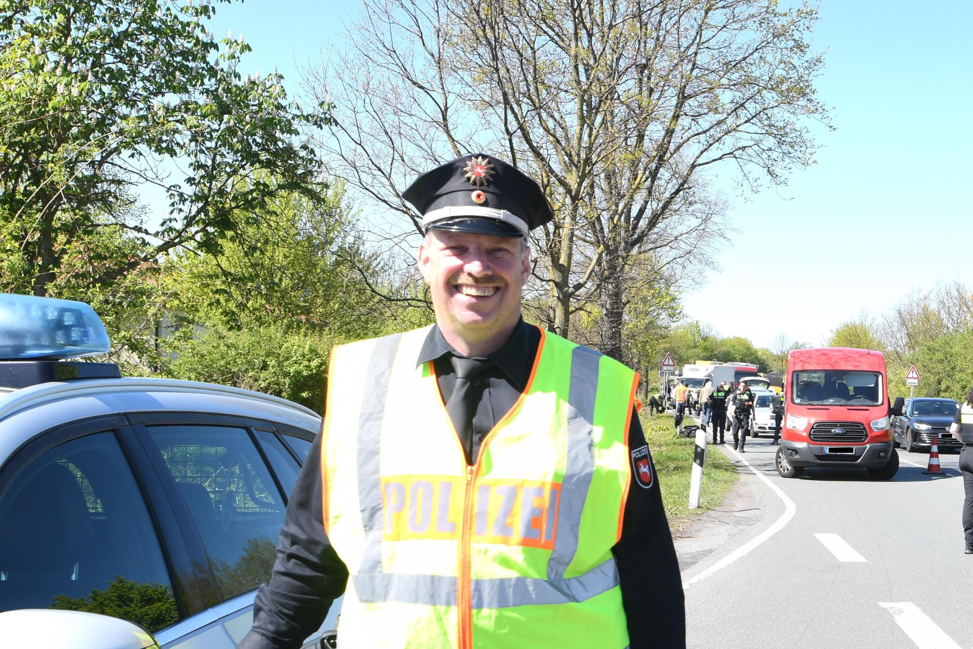 Gesamteinsatzleiter Dieter Bünker führte das Schaumburger Wochenblatt durch die Kontrollen. (Foto: nd)