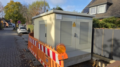 Neu in der Senator-Kraft-Straße: Eine moderne Ortsnetzstation, für die allerdings Parkplätze weichen müssen. (Foto: tau)