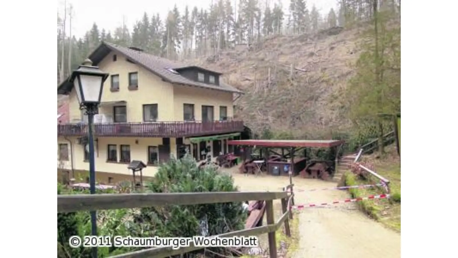 Hang droht Haus zu verschütten (Foto: mh)