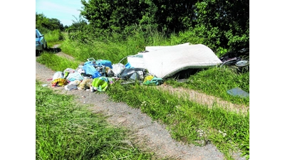 Matratzen und Reifen auf Feldweg (Foto: al)