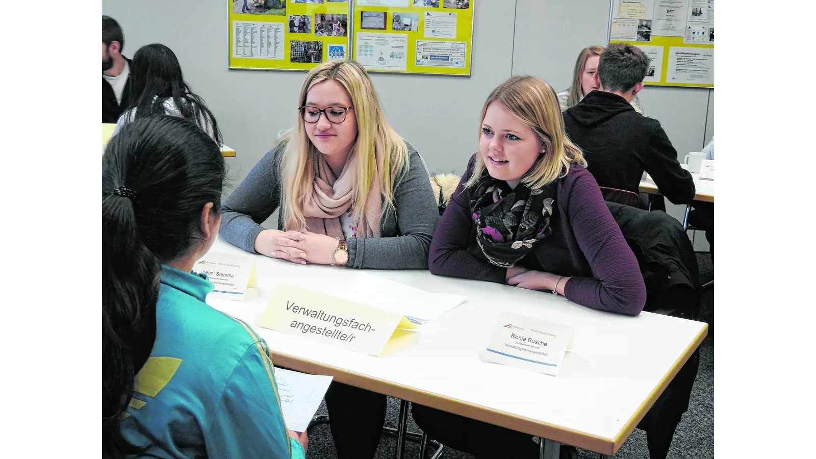 Schüler lassen sich von Auszubildenden beraten (Foto: di)