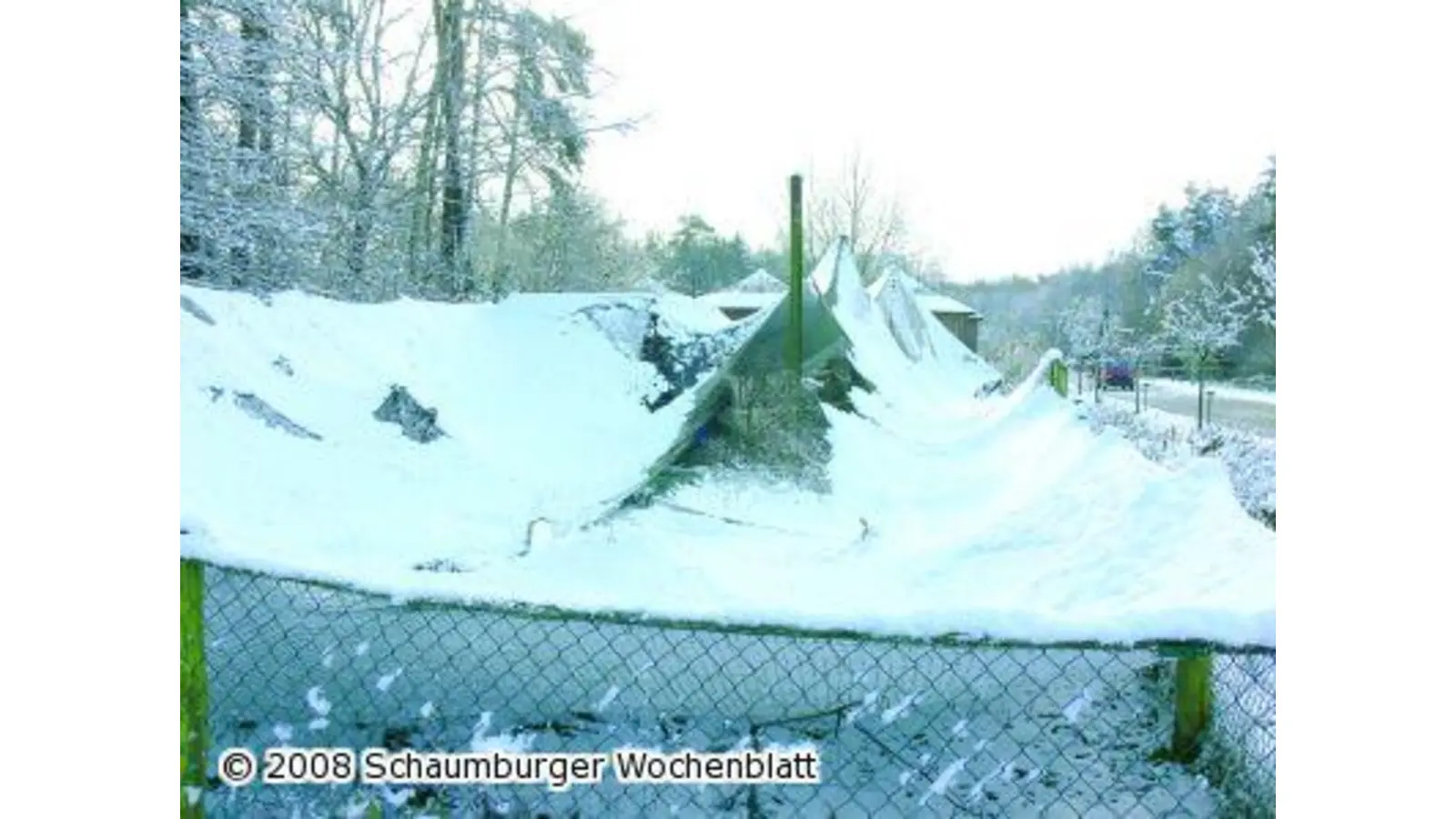 Schneelast bringt Voliere zum Einsturz (Foto: mk)