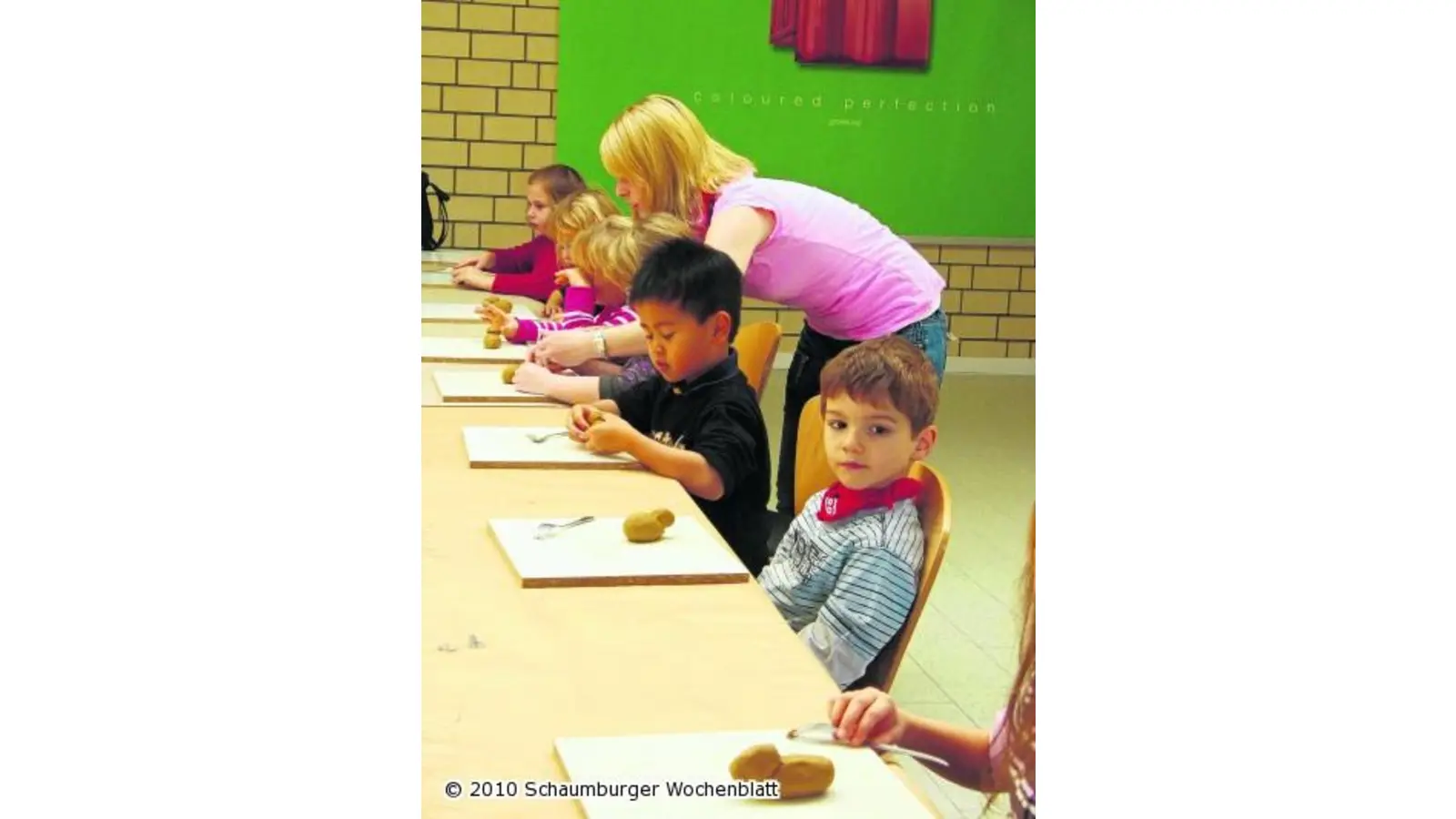 Kinder im Umgang mit Ton (Foto: hb)